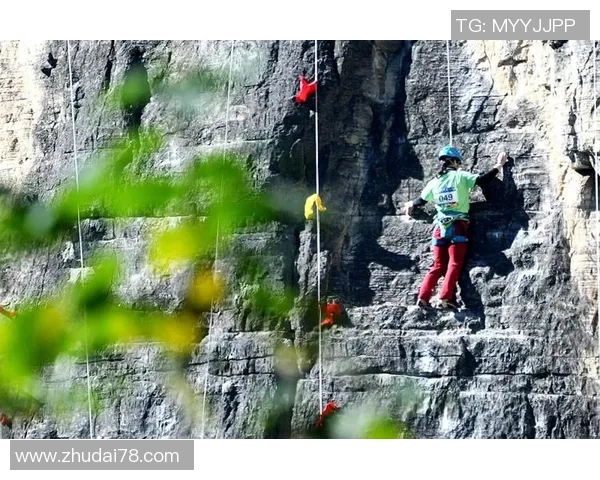 成都极限运动队在世界攀岩锦标赛中以70分领先全场表现出色 成都极限运动队在世界攀岩锦标赛中以70分领先全场表现出色